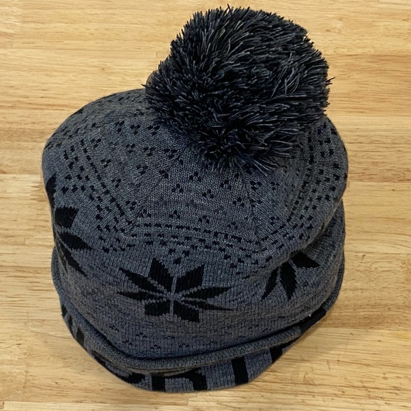 The North Face Kids' Ski Tuke color Med Grey Heather NWT pull on w/Pom perfect M - Picture 6 of 8